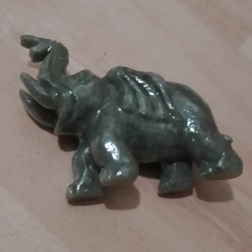Green Emperial Jade elephant trunk up - Picture 4 of 4